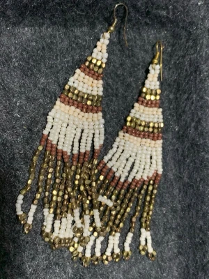 Handgjorda pärlörhängen i brunt och guld - Örhängen med handträdade pärlor i vitt.