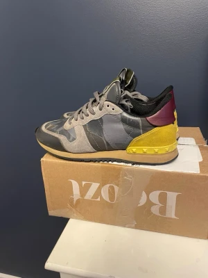 Valentino - Intressekoll på ett par valentino rockeunners, vi tar även emot byten så tveka inte på att höra av er vid minsta funderingar 😃 storlek :40 skick: 7,5/10