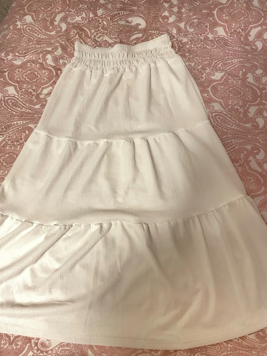 Vit långkjol med volanger