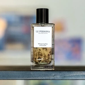 La Persona - Whispering Kiss, parfym splitt - Erbjuder splitt på denna fina parfym från Sydkorea, måhända en av 2025 mest hypeade dofter. En jättefin, kryddig och lite boozy vanilj med kardemumma, red bean paste, amber och ingefära.  3 / 5 / 10ml - 110 / 180 / 350kr  Frakt tillkommer :)