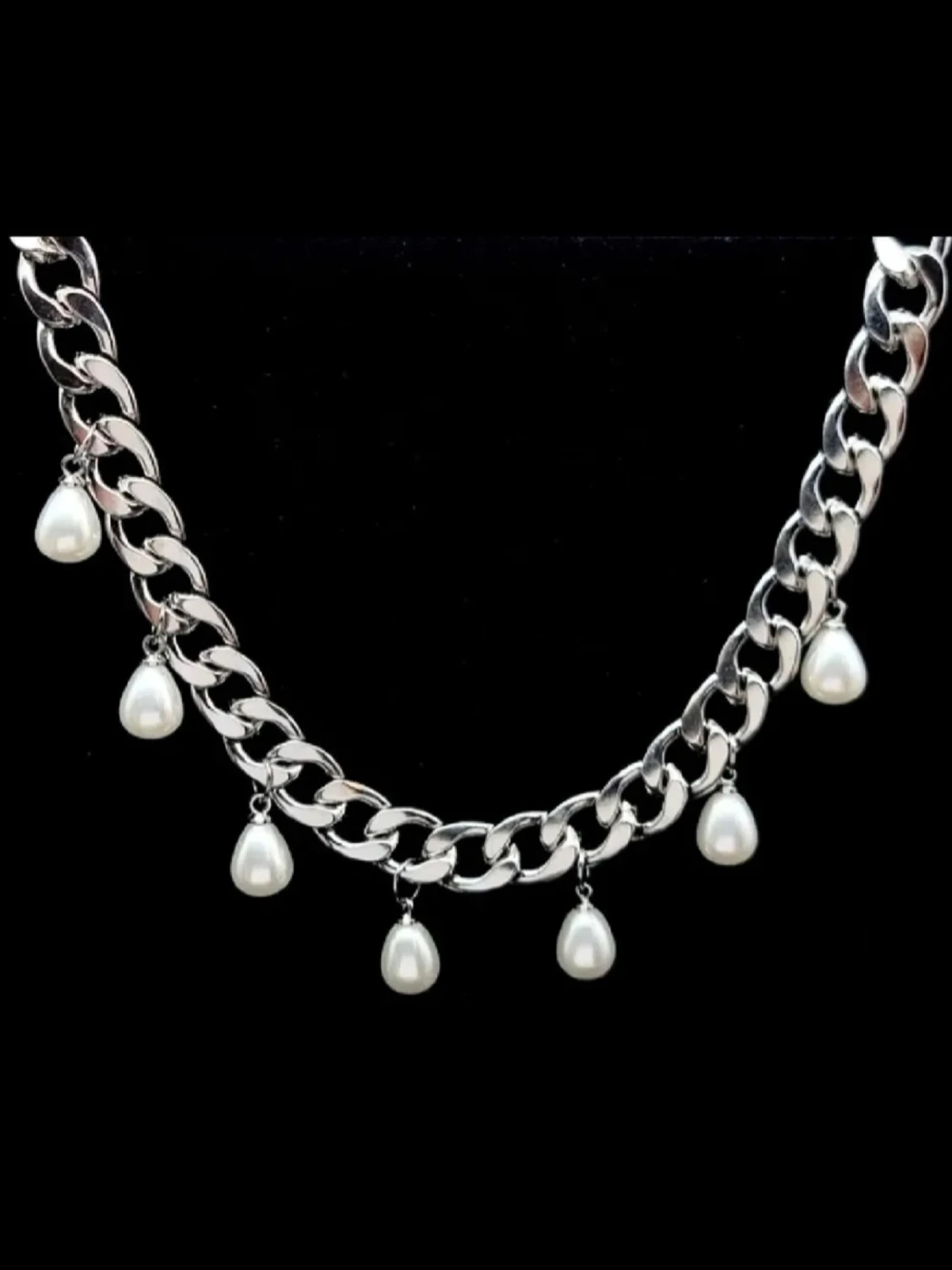 Stilfullt halsband med pärlor