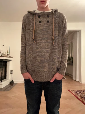 Beige tröja  - Riktigt fet och unik tröja med knapppar | Passar - 170-175 cm | Skick: 9/10 | Hör av dig vid frågor //CDL