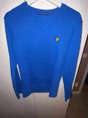 Blå sweatshirt från Lyle & Scott - Snygg blå sweatshirt från Lyle & Scott. Helt ny har inte använt den en enda gång eftersom den inte passa in till min garderob.
