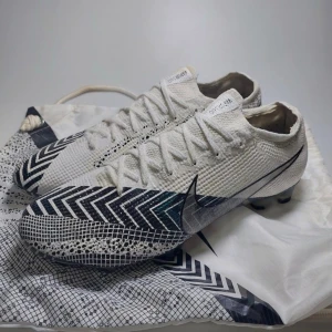 Nike Mercurial Vapor 7 (CR7 MDS 03) - Väldigt bra skick skulle jag säga eftersom dem är använda. Ingen orginalkartong tyvärr men dustbagen ingår. Vid andra funderingar hör av dig ☺️!