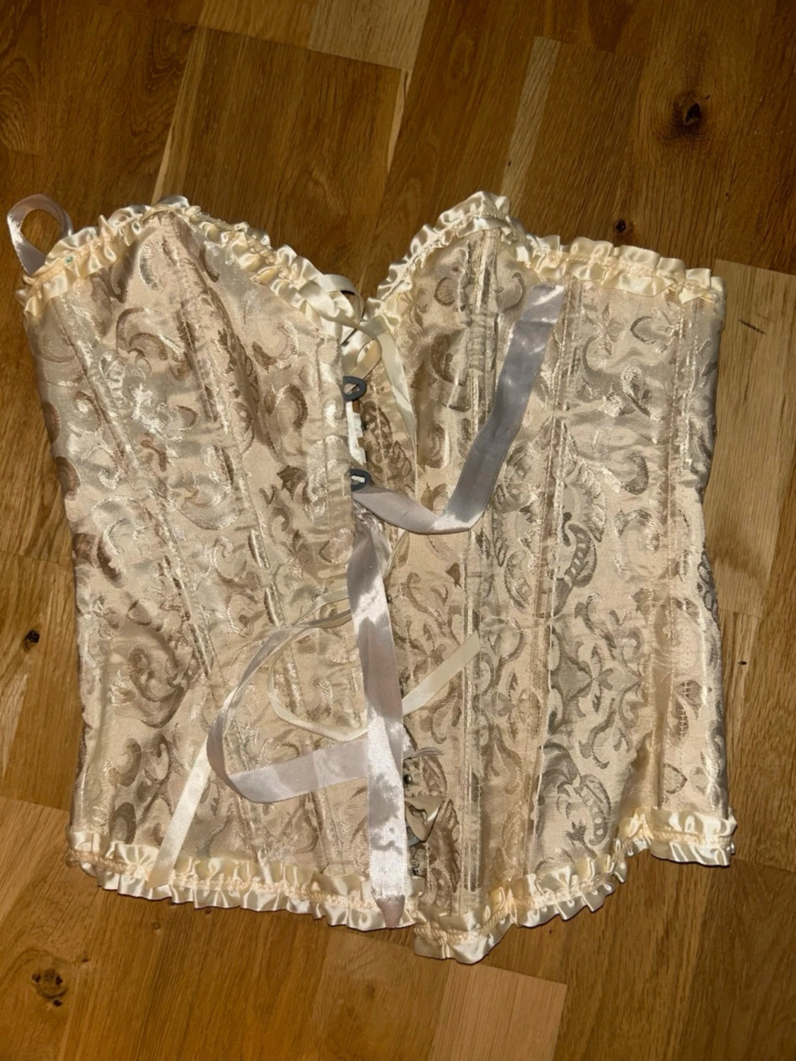 Krämfärgad brokadkorsett med satinband