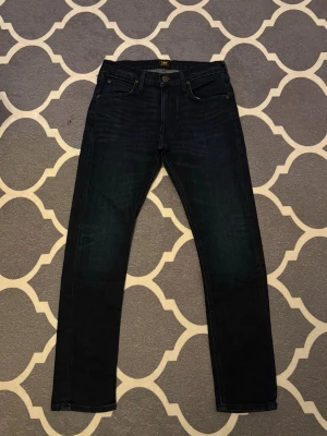 Mörkblå slim fit jeans från Lee - Slim fit jeans ganska grisch aldrig använda helt helt nya STORLEK W30L30
