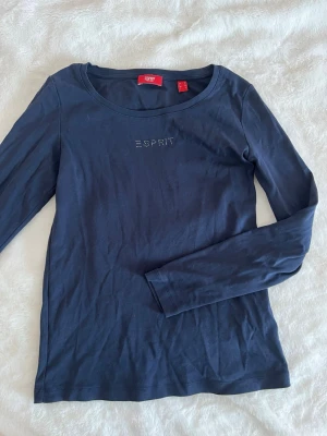 Långärmad topp - Mörkblå långärmad topp från Esprit med små stenar framtill