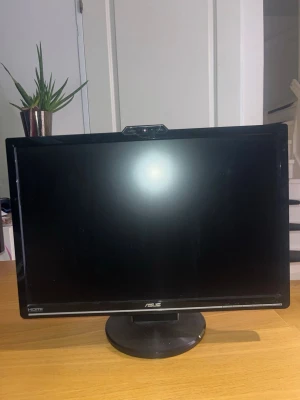 ASUS datorskärm med HDMI och VGA - Säljer en svart ASUS datorskärm med rund fot. Skärmen har HDMI-, DVI- och VGA-ingångar vilket gör den flexibel för olika datorer. Perfekt för gaming, studier eller hemmakontor. Klassisk design i plast med tydlig ASUS-logga på framsidan. Det kan hända att det kommer upp dn liten ruta nere i högra hörnet, men den går att ta bort, jag har använt denna skärm och haft som gaming och till arbete! Säljer billigt för vill bli av med!