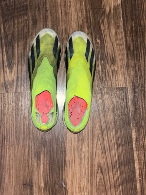 Adidas crazyfast LL elite  - Säljer dessa snygga adidas fotbollsskor i modellen crazyfast, dessa är elites så dyraste versionen av skorna köptes för 3100 storlek 44. Dom har int några skador bara lite lite smutsiga. Hör av dig vid intresse!