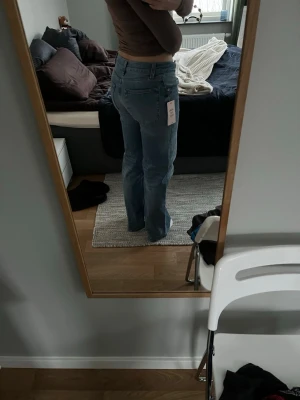 Blå raka jeans med låg midja  - Säljer ett par klassiska blå jeans med rak passform och låg midja. Jeansen har fem fickor, bälteshällor och stängs med dragkedja och knapp. Perfekta till vardags och passar till det mesta. Materialet är denim i bomull.