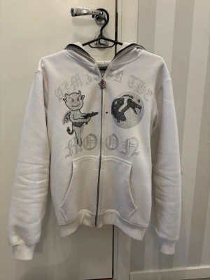 Aim for the moon zip hoodie  - En snygg vit Aim for the moon zip hoodie. I tröjan står de att storleken är M men skulle säga att den mer är som S. Tröjan säljs inte längre. Pris går att diskutera.