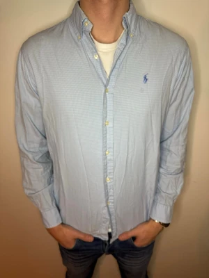 Rutig Skjorta Ralph Lauren  - Hallå! Nu säljer vi denna sjysta blå rutiga skjortan från ralphlauren för ett dunder pris: 275kr! Den är i storlek M och i mycket bra skick! Hör av er vid frågor eller prisförslag, priset går att sänka🥰 // Studio II Resell 💙🔜📦📸