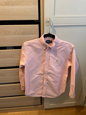 Ljusrosa skjorta från Ralph Lauren - Klassisk ljusrosa skjorta från Ralph Lauren. Endast använd ett fåtal gånger!