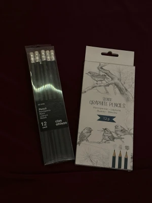 12-pack blyertspennor från Clas Ohlson - Säljer ett 12-pack klassiska blyertspennor från Clas Ohlson. Pennorna har svart kropp, suddgummi i toppen och är tillverkade i trä. Perfekta för skisser, anteckningar eller skolarbete. Levereras i originalförpackning.