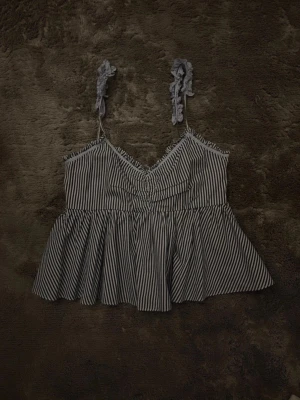 Topp - Söt topp från Zara. Storlek L men liten i storleken. Mycket bra skick!😋