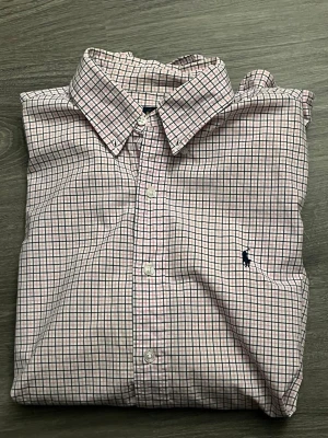 Rutig skjorta från Ralph Lauren - Klassisk rutig skjorta från Ralph Lauren i vitt, rosa och blått.  