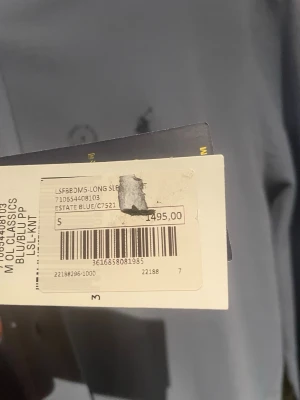 Ljusblå skjorta från Ralph Lauren - Snygg ljusblå skjorta från Ralph Lauren med klassisk button-down krage och broderad logga på bröstet. Skjortan har långa ärmar och knäppning framtill. Perfekt för en stilren look.