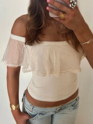 Offshoulder vit volangtopp  - Så fin Offshoulder vit volangtopp i spets. Jag är 168 och det är mina bilder, köp via köp nu direkt eller Swish, kvar tills markerad som såld 💖 
