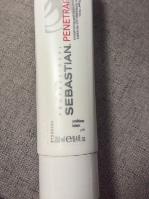 Sebastian Penetraitt balsam 250ml - Sebastian Penetraitt balsam i vit plastflaska, 250 ml. Ett professionellt balsam som stärker och vårdar håret på djupet. Perfekt för dig som vill ha ett mjukt och glansigt hår. Enkel att använda och passar de flesta hårtyper.