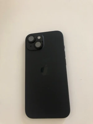 Iphone 15 - Snygg svart iPhone 15 vid frågar hör av er