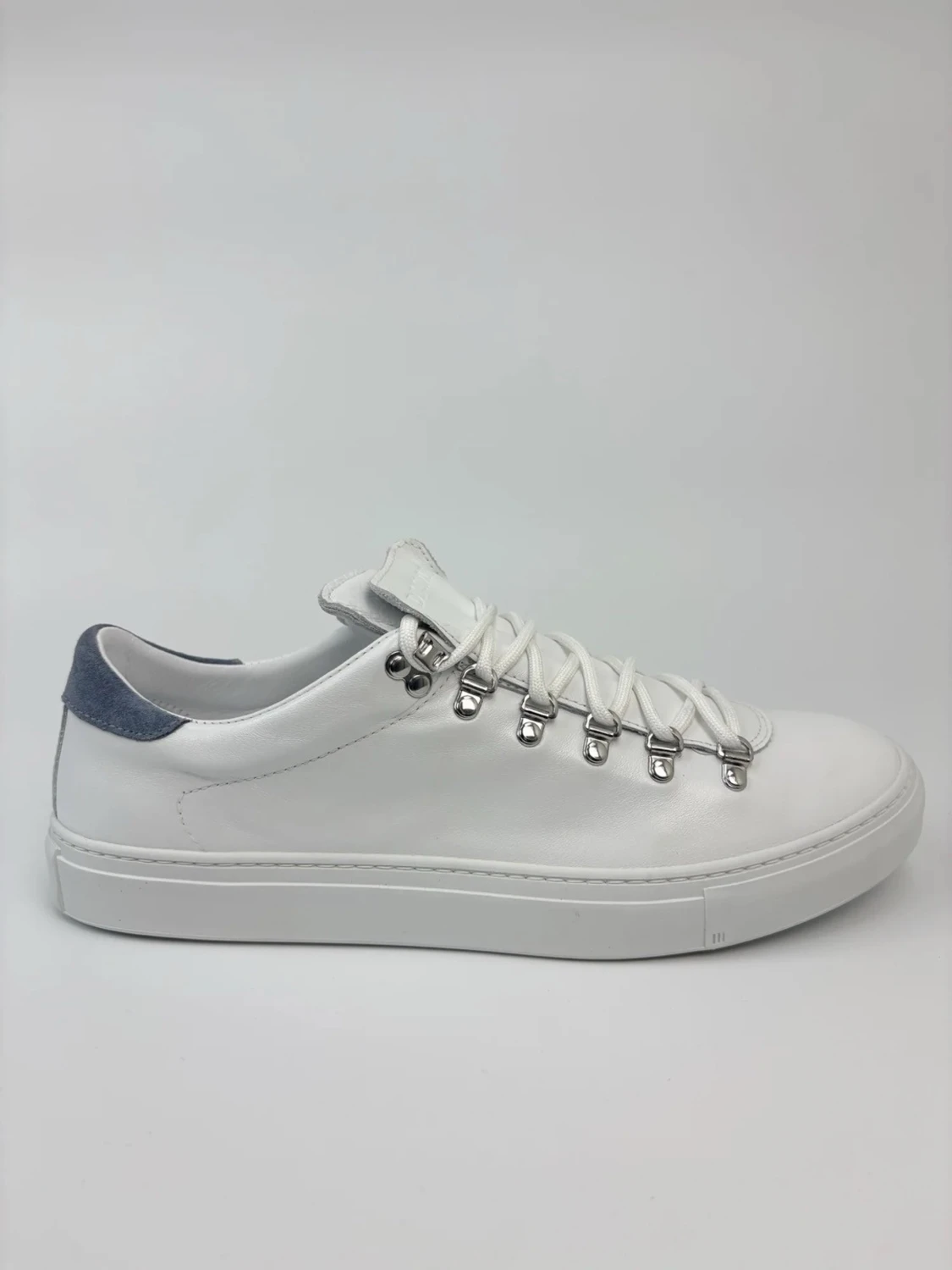Vita Diemme sneakers med metallhål och mockadetalj