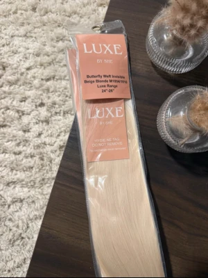 Butterfly weft - äkta löshår  - Två paket från LuxeByShe med den populära, nya metoden Butterfly Weft. De är helt oanvända då färgen inte matchade. Paketen utgör tillsammans ca 100g, perfekt för förlängning! 100% äkta slaviskt hår, remy hår och dubble drawn. Nypris ca 3000kr. Postas omgående! Läs mer om produkten på LuxeByShe hemsida.❤️