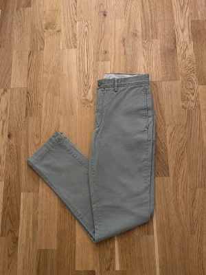 Ralph Lauren Chinos  - Ralph Lauren chinos byxor för män, storlek 30/32. Plagget är i nyskick, inga skador/slitage. Stilliga och bekväma byxor som passar till alla tillfällen. Hör av dig vid intresse/frågor. PRIS KAN DISKUTERAS!