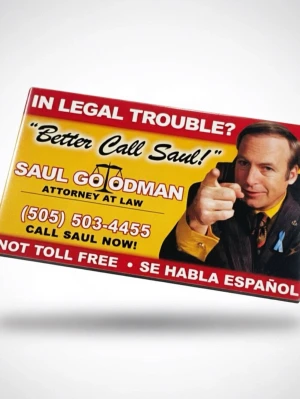 Better Call Saul 3D print - Ett rektangulär motiv från 'Better Call Saul'. Bilden har en färgstark design i rött, gult och svart med text och grafik inspirerad av tv-serien. Perfekt för fans som vill ha en rolig detalj. Lika stort som ett visitkort