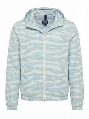 Ljusblå camo vindjacka från Woolrich - Snygg vindjacka från Woolrich i ljusblått och vitt camomönster. Jackan har huva, hel dragkedja framtill och elastiska muddar. Tillverkad i lätt och tunt material med meshfoder för extra komfort. Perfekt för blåsiga dagar.