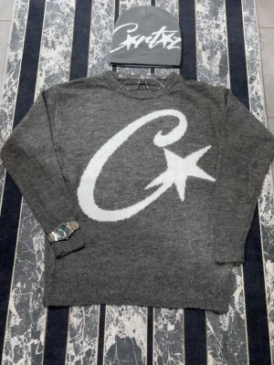 CORTIEZ - Grå stickad CORTIEZ tröja med en mössa. Helt ny i size S