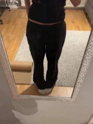 Svarta kostymbyxor från Nelly - Snygga svarta kostymbyxor från Nelly med rak passform. 🖤