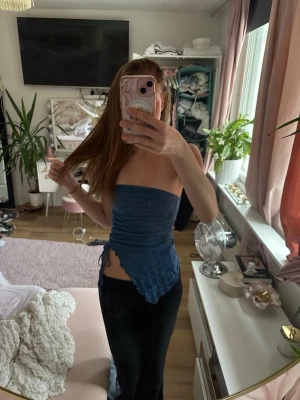 Blå bandeau tubtopp. - Nästan helt oanvänd, från Urban outfitters! Otroligt fin blå färg och perfekt för sommaren.