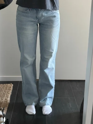 Ljusblå raka jeans - Jeans från Weekday. Modellen heter arrow low straigt. Storlek 26 och längd 32.