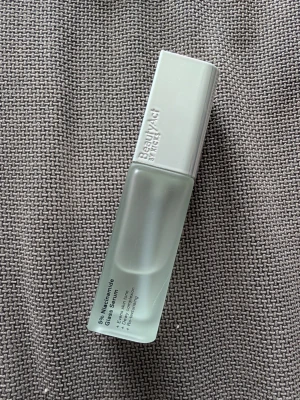 BeautyAct 5% Niacinamide Glass Serum - Ett multifunktionellt ansiktsserum från BeautyAct med 5% niacinamide. Kommer i en stilren, frostad glasflaska med vit plastkork. Serumet ger återfuktning och hjälper till att jämna ut hudtonen samt minimera porer och fina linjer.