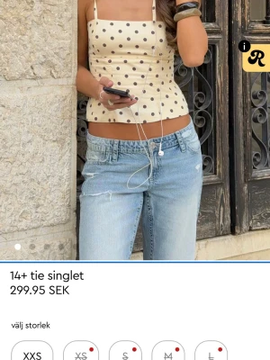 Tie singlet - Säljer en gul topp med mörkbruna prickar från Gina Tricot (modell: Tie Singlet).  Storlek XS men den passade tyvärr inte mig. Den är därför i väldigt fint/ny skick och inte använd. Toppen har fortfarande prislappar kvar. Toppen är helt slutsåld nästan överallt, även online.   Perfekt till sommaren eller att styla till vardags! 