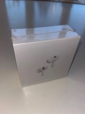 Trådlösa hörlurar  - Säljer trådlösa hörlurar lika Airpods Pro 2. Aldrig använda. Kommer komplett med förpackning och laddningsetui.