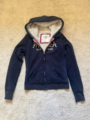 Fodrad zip up hoodie Abercrombie & Fitch  - Fodrad zip up Hoodie ifrån Abercrombie & Fitch i storlek S! Har några fläckar, de bilder! 