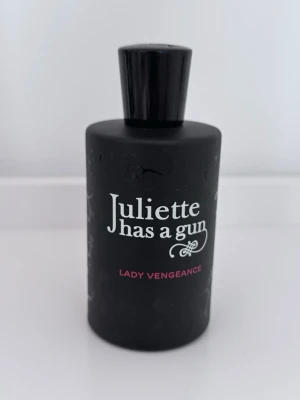 Juliette Has a Gun Lady Vengeance - OBS! Original box saknas. Använt ca 5 ggr, ungefär 90% kvar skulle jag nog säga (kunde tyvärr inte ta en bild då flaskan är matt och nivån syns ej). Se bilder för mer detaljerad info om doften.