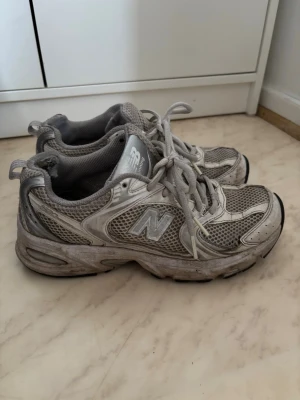 New balance  - New balance skor, mycket använda men går fortfarande bra att använda, därav priset. 37,5stlk