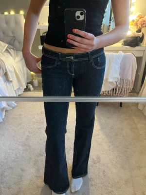Mörkblå bootcut jeans med vita sömmar - Lågmidjade tall jeans från Ginatricot😍😍använda fåtal gånger🌸midjemått: ca 40 Innerbenslängd: ca 83