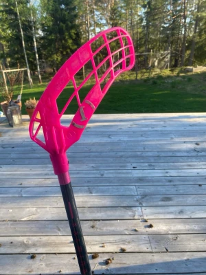 Salming Q series Carbon PRO  - Innebandyklubba från Zone med ett starkt rosa plastblad och svart skaft. Klubban har grepptejp upptill för bättre kontroll och ett lätt, stilrent blad som ger bra bollkänsla. Perfekt för dig som gillar att sticka ut på planen.