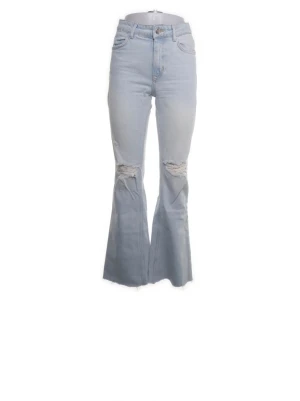 Ljusblå utsvängda jeans med slitningar - Säljer ett par ljusblå jeans med hög midja och utsvängda ben. Jeansen har slitna detaljer vid knäna och råa fållar nedtill.