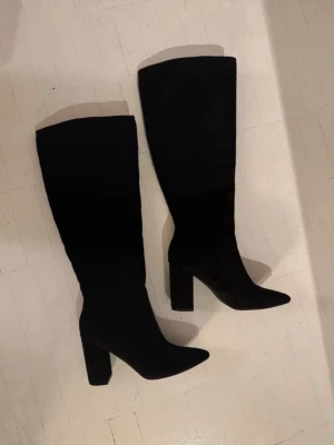 Svarta Boots - Snygga svarta höga boots från Nelly i Mocka storlek 38 🩷 Fint skick