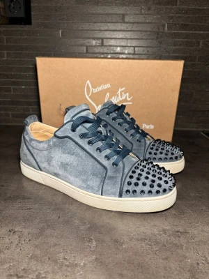  Christian Louboutin sneakers - Säljer dessa super snygga och mycket eftersökta Louboutin skorna. Storlek 43,5 sitter runt där 43-44,5, otroligt bra skick 9/10. 