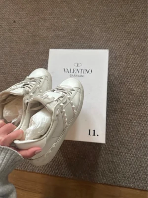 Valentino sneakers - Super snygga valentino skor. Stl 35 men passar en 36:a då man behöver ned en storlek. Box samt tillbehör medkommer🤍