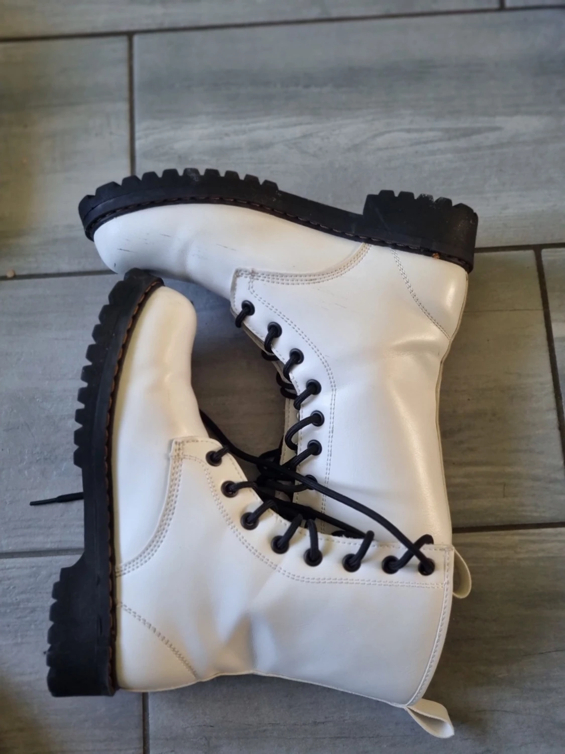 Vita snörade boots med grov sula - 1
