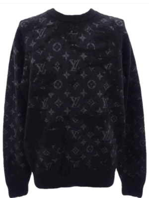Vintage Svart Louis Vuitton stickad tröja - Lyxig svart stickad tröja från Louis Vuitton med ikoniskt monogrammönster över hela plagget. Tröjan har rund halsringning, långa ärmar och är tillverkad i ett mjukt, fluffigt material som ger en exklusiv känsla