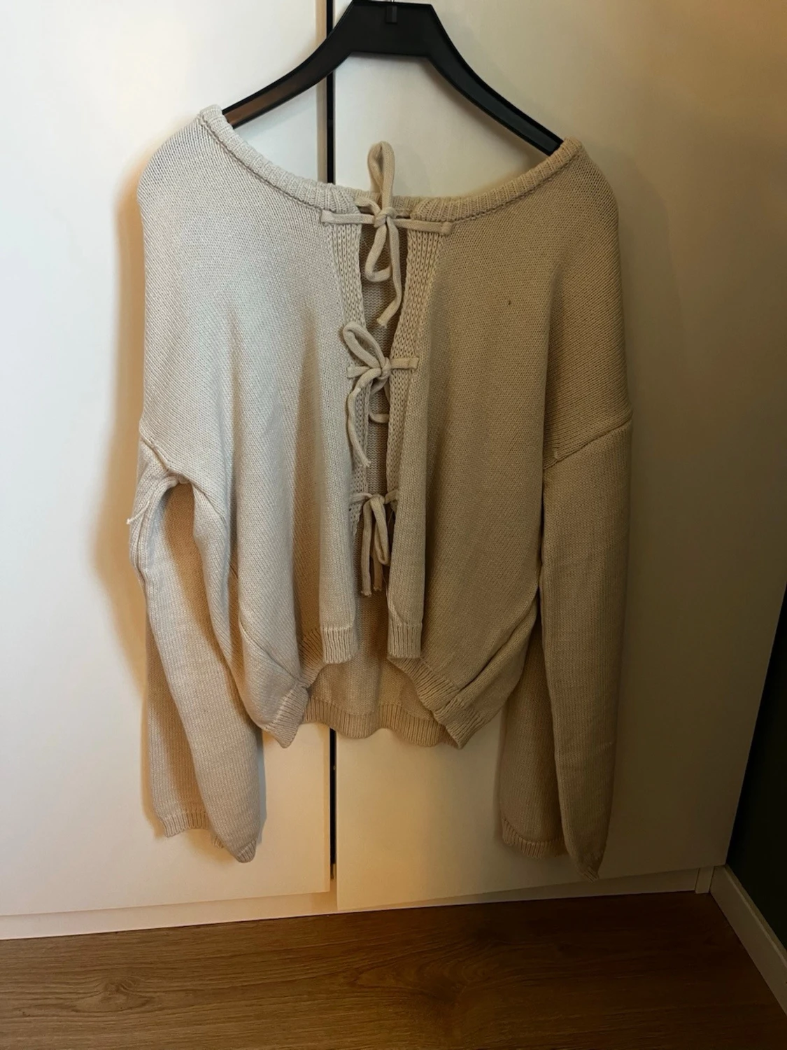 Beige stickad tröja med knytning fram