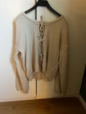 Beige stickad tröja med knytning fram - Helt ny aldrig andvänd