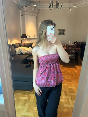 2-in-1 off shoulder top/skirt ✨ - Supersöt topp i rosa med blommigt mönster och volanger. Den har smock i längst upp och funkar både till S och liten M. Funkar bra som både topp och kjol. Perfekt till sommaren. Toppen är stylad tillsammans med linnebyxorna i min profil✨